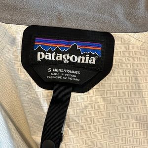 Patagonia raincoat lightweight
